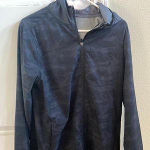 Vuori Mens Outdoor Trainer Shell in Black Camo